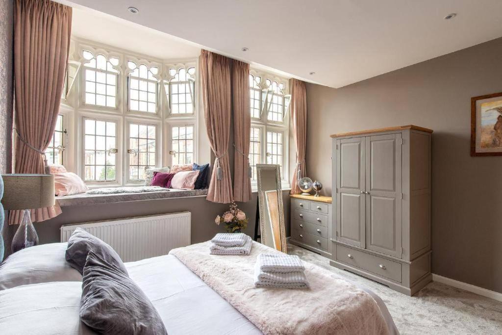 The Most Central Apartment In Canterbury Stunning Interiors, Fully Equipped, City Views And Free Wifi! エクステリア 写真