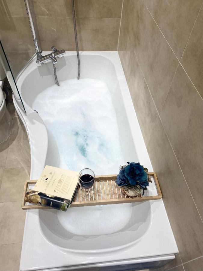 The Most Central Apartment In Canterbury Stunning Interiors, Fully Equipped, City Views And Free Wifi! エクステリア 写真